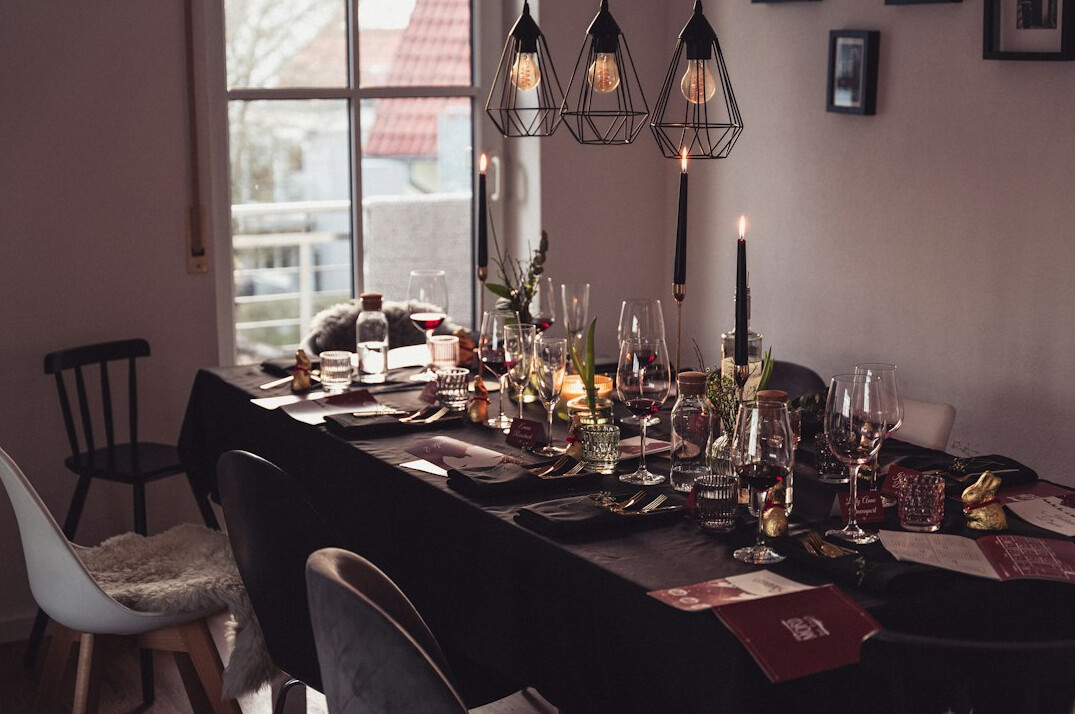 Table dressée pour une soirée caritative suisse