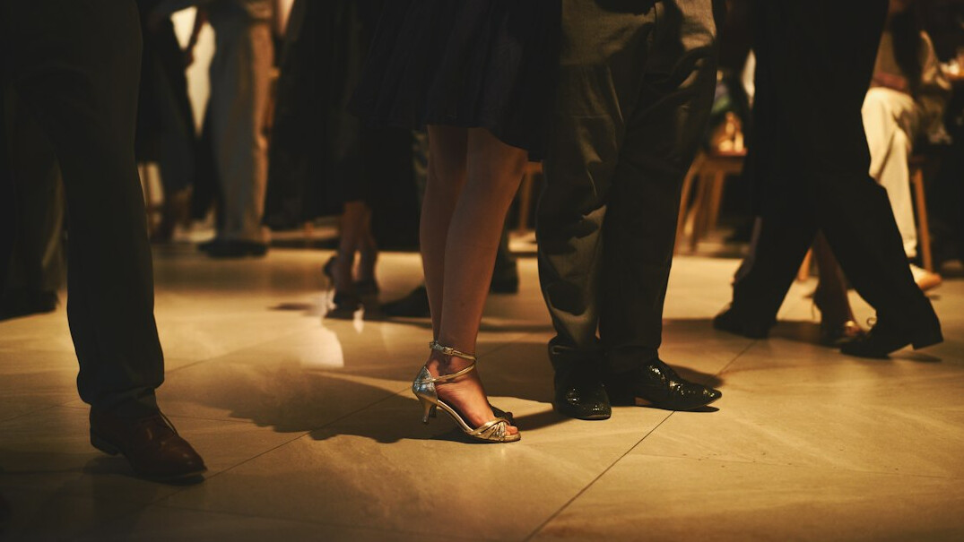 Soirée de gala avec invités élégants dans une salle suisse