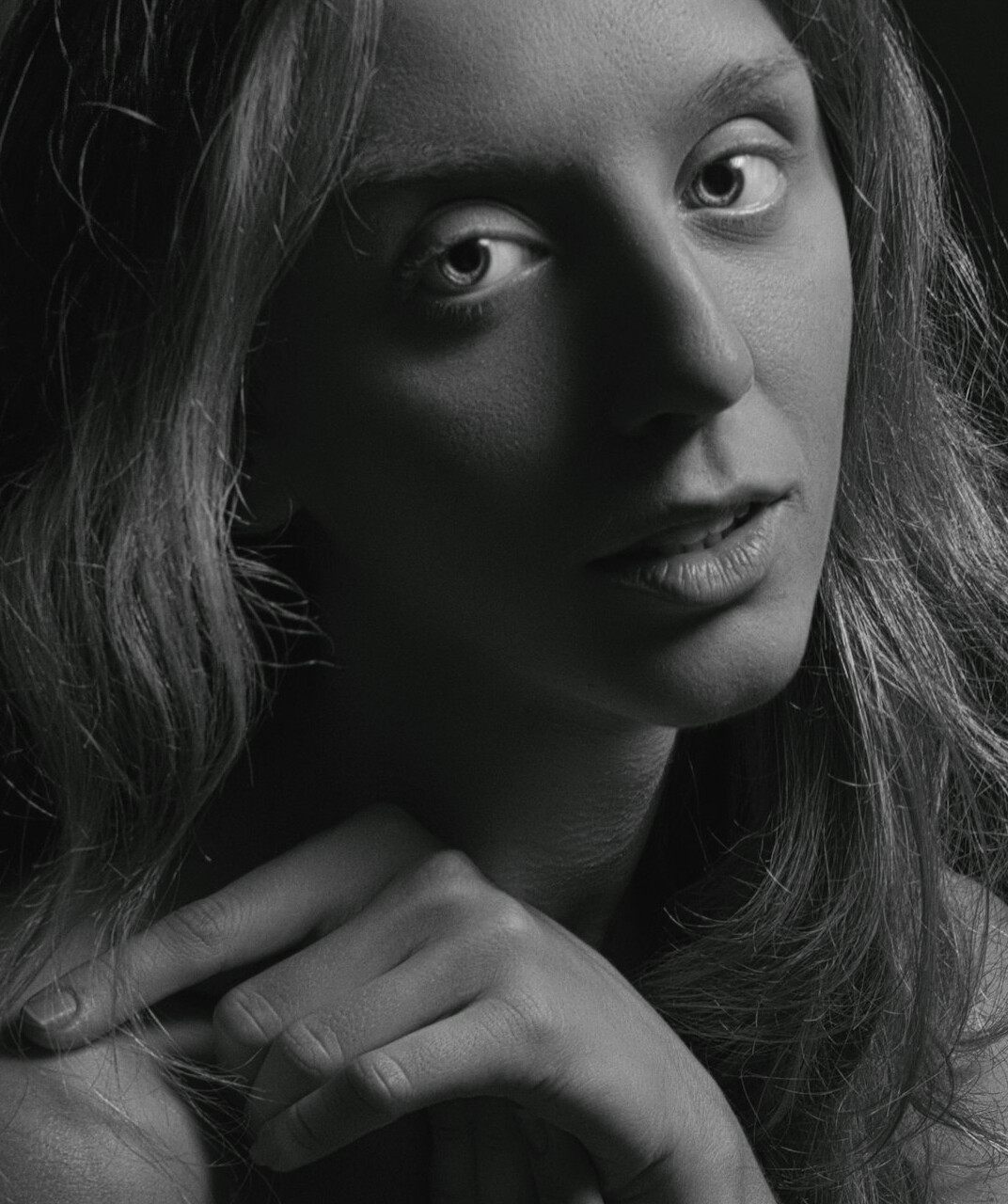 Portrait studio d'un journaliste suisse d'âge moyen