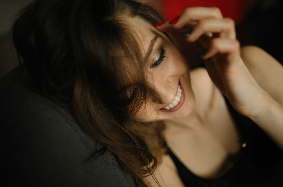 Portrait studio d'une femme journaliste suisse souriante